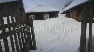 <strong>雪中</strong>老木<strong>屋</strong>.. 喀尔巴阡山脉，乌克兰。 带滑块的鼻涕。